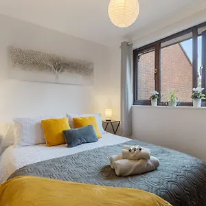  Apartment Short At Claire Place